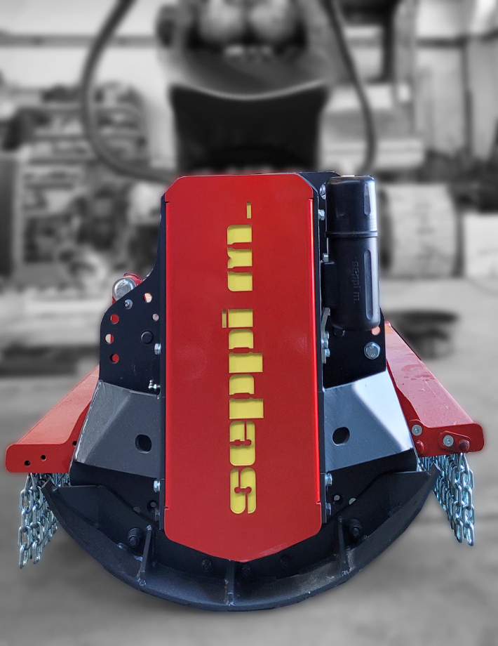 Der BMS-L Mulcher zeichnet sich durch eine symmetrische Bauweise aus, die ihm eine besondere Stabilität und Flexibilität verleiht. Mit zwei einstellbaren Hauben lässt sich die Maschine mühelos an verschiedene Arbeitsbedingungen anpassen.