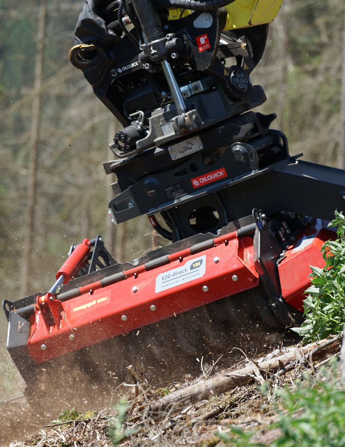 Die 190° Drehvorrichtung des E20 direct Mulchers sorgt für maximale Flexibilität bei der Nutzung. Mit dieser Funktion lässt sich der Mulcher in einem weiten Winkel drehen, was eine präzise Anpassung der Arbeitsrichtung ermöglicht.
