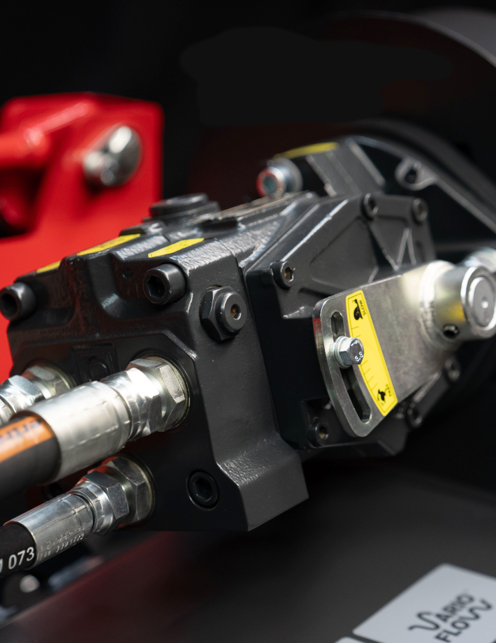 Der VARIO FLOW Motor des H5 rc passt die Fördermenge automatisch an wechselnde Arbeitsbedingungen an und ermöglicht eine stufenlose Anpassung der Drehzahl und des Drehmoments, wodurch der Mulcher stets im optimalen Leistungsbereich arbeitet.
