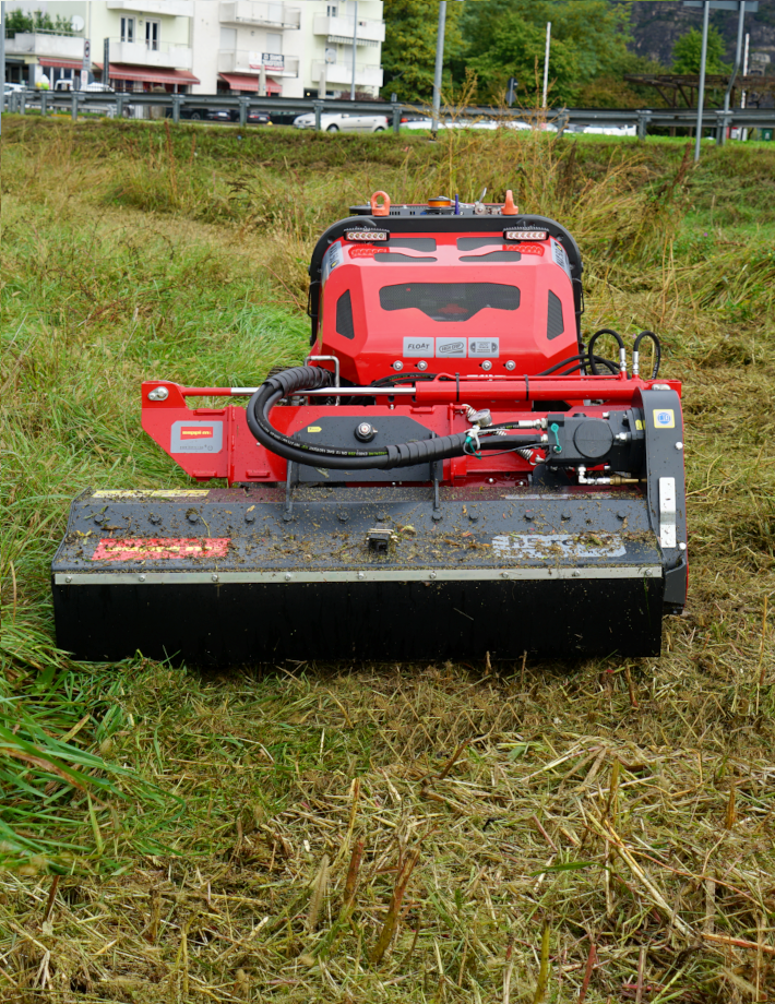 Mit der Pendel-Anbauplatte und hydraulischer Seitenverschiebung um 55 cm bietet H5 rc eine hohe Flexibilität um auch in schwer zugänglichen Bereichen effizient zu arbeiten.