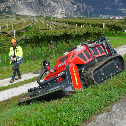 H5 rc Schlegelmulcher - Sein niedriges, kompaktes Design und die robuste Konstruktion machen ihn zur perfekten Lösung für professionelle Anwendungen in der Landschaftspflege, dem kommunalen Einsatz sowie dem Garten- und Landschaftsbau.