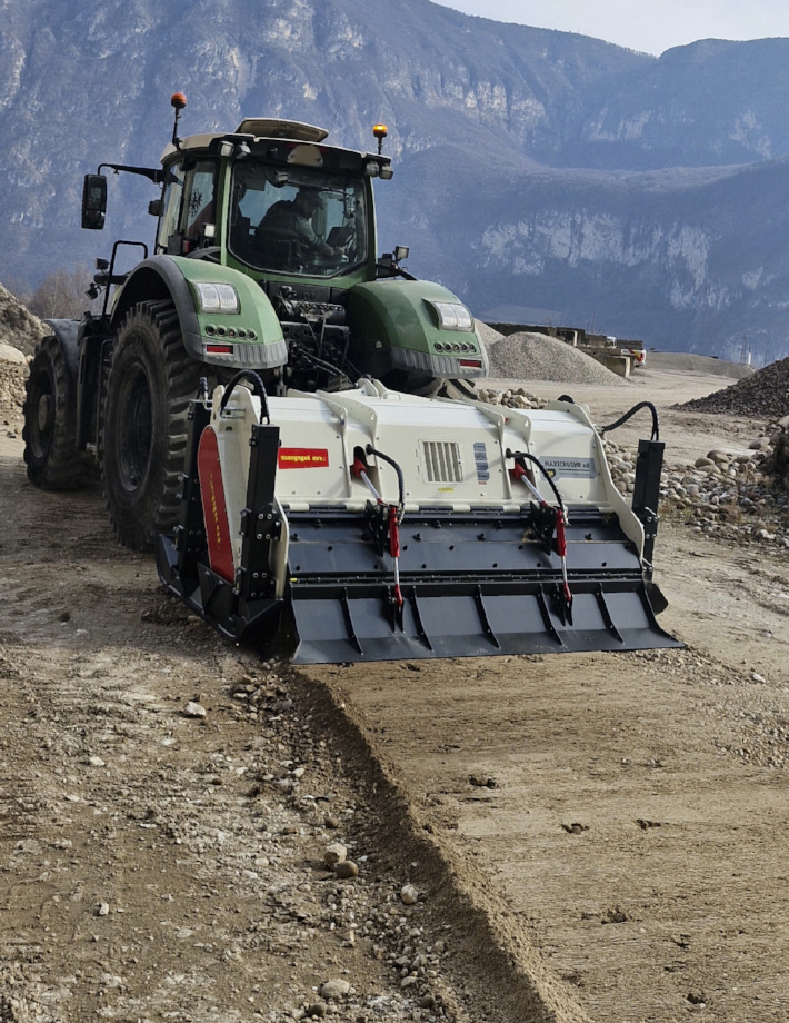 MAXICRUSHR xd ist mit einer hydraulischen Fronthaube ausgestattet, die über integrierte Klappen verfügt. Diese innovative Technologie ermöglicht eine präzise Anpassung der Haubenposition, um die Sicherheite zu maximieren.