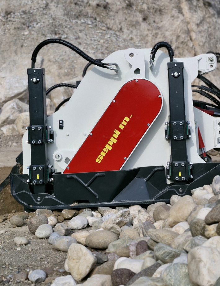 MAXICRUSHR xd -  Der leistungsstarke Rotor mit robusten Wolframkarbid-bestückten Werkzeugen BOLT MONO PROTECT V-LOCK mit seitlichen DUO EXTREME und DUO DEFENDER zerkleinert Steine mit einem Durchmesser von bis zu 50 cm.