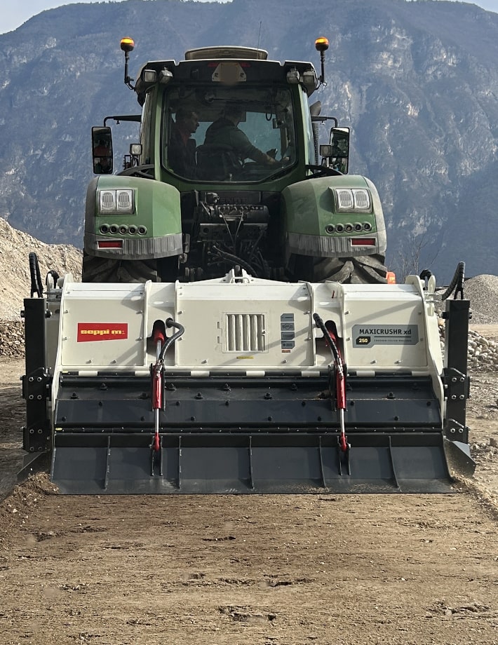 MAXICRUSHR xd ermöglicht eine präzise Bearbeitung bis zu einer Tiefe von 50 cm und sorgt sofür eine effektive und nachhaltige Bodenstabilisierung.