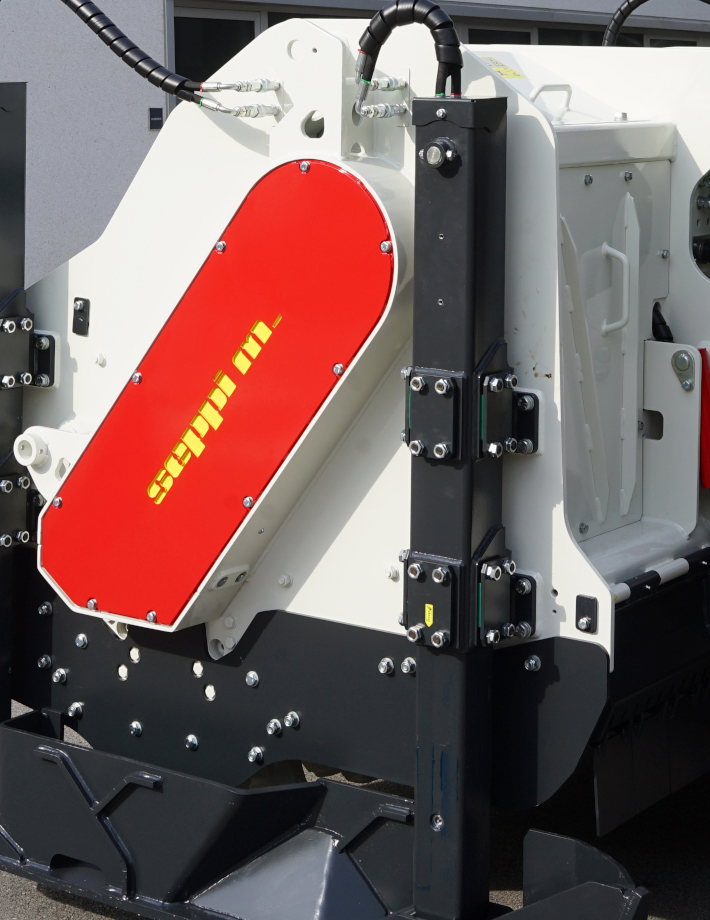 MAXICRUSHR xd setzt auf modernste Antriebstechnologie mit einem beidseitigen CARBONCHAIN-Zahnriemenantrieb, der für maximale Kraftübertragung und höchste Zuverlässigkeit sorgt.