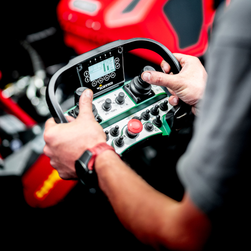 MICROFORST rc - Angetrieben wird der Mulcher hydraulisch und kann mit verschiedenen Motoren ausgestattet werden, die Fördermengen zwischen 40 und 150 Litern pro Minute ermöglichen.