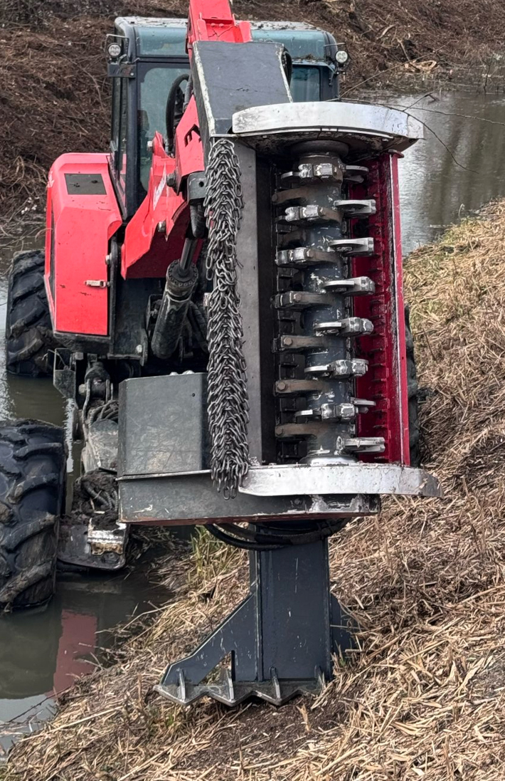 MINI-BMS ist mit einem kraftvollen Forstrotor ausgestattet, der mit dem CUT CONTROL Tiefenbegrenzer eine konstante Arbeitstiefefür ermöglicht und für präzises und effizientes Mulchen sorgt.