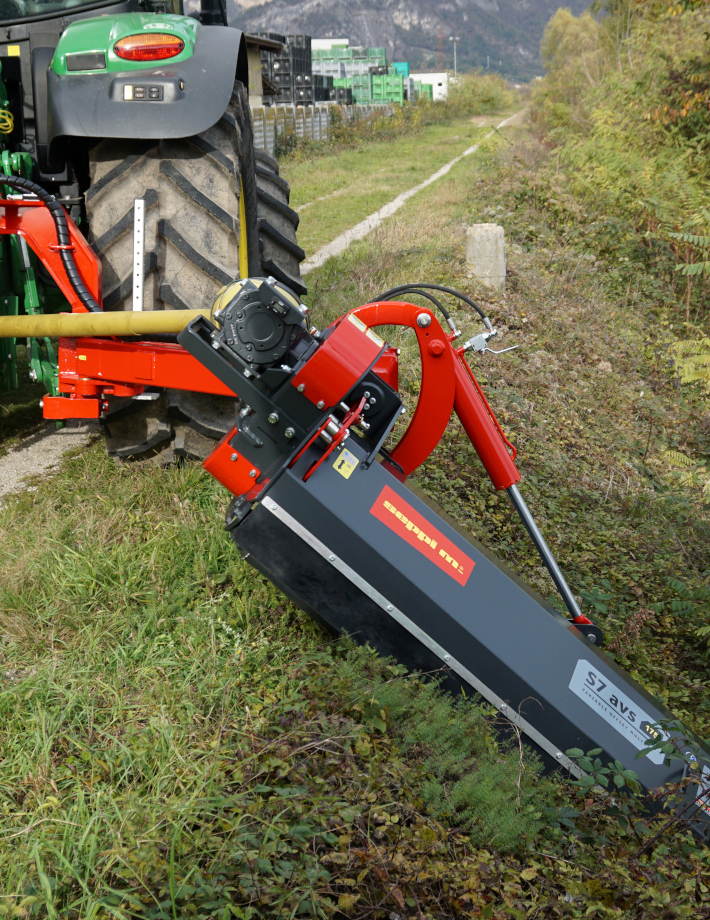 S7 avs zerkleinert zuverlässig Gras, Gestrüpp und holziges Material mit einem Durchmesser von bis zu 7 cm Ø. Ideal für Flächen mit dichtem Aufwuchs oder verholztem Reisig
