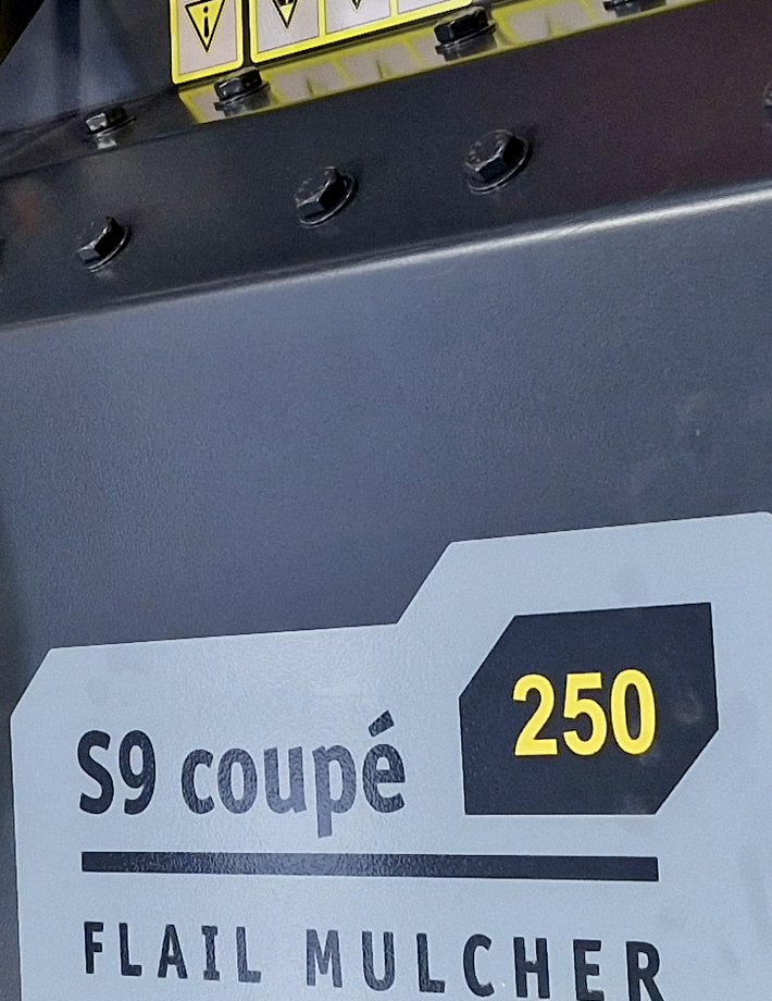 S9 coupé - Austauschbare Verschleißplatten aus verschleißbeständigem Stahl AR400. Totzt langer Lebensdauer, ist es bei verschleißintensiven Einsätzen möglich diese bei Bedarf auszutauschen.